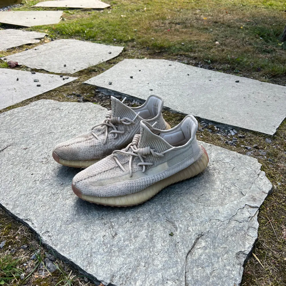 Fruktansvärt stilrena och sköna yeezys som jag köpte nya för cirka 3500kr. Citrin heter color wayn. Dessa köpte jag på stock X för något år sedan och har knappt använt dom. De har en defekt på sulan. Varken känns eller syns. Därav låga priset:). Skor.