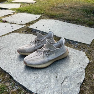 Yeezy 350 boozt  - Fruktansvärt stilrena och sköna yeezys som jag köpte nya för cirka 3500kr. Citrin heter color wayn. Dessa köpte jag på stock X för något år sedan och har knappt använt dom. De har en defekt på sulan. Varken känns eller syns. Därav låga priset:)