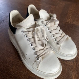 Alexader Mqueen sneakers - Säljer mina Alexander mqeen sneakers i bra stick i storlek 39,5. - Köpta på mythereesa 2020 och har orderbekräftelsen.  - De är i bra skick då de är sparsamt använda. 👟💙
