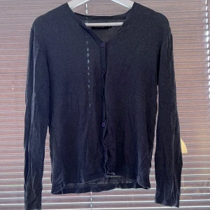 Kofta - Tunn stickad kofta. Flitigt använd Skick: Bra