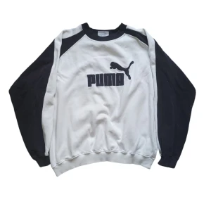 Puma box crewneck - 🌍🛍️Lite cropped fet puma crewneck från tidiga 2000 talet 👍 Storlek M/L  Dma för mer info