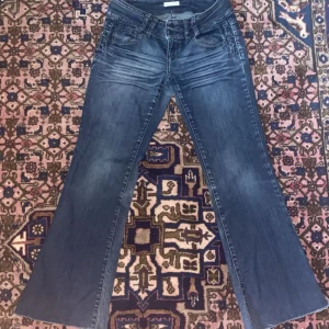lågmidjade bootcut jeans - mörkblå bootcut jeans i storlek 38. En aning stora på mig som har storlek 36 eller 27/32, men de passar (skriv för fler bilder/mått) inga defekter vad jag märkt (köpta second hand) De verkar avklippta i benen, men de kan även vara tillverkade så🤗💋 