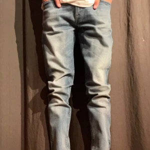 Nudie jeans - Tjena! Säljer nu dessa skit snygga jeans med as najs wash för 399kr dem är för långa då jag brukar ha L32 o inte L36, nypris: 1500kr❌ mitt pris: 399✅, skriv vid funderingar eller frågor🙌