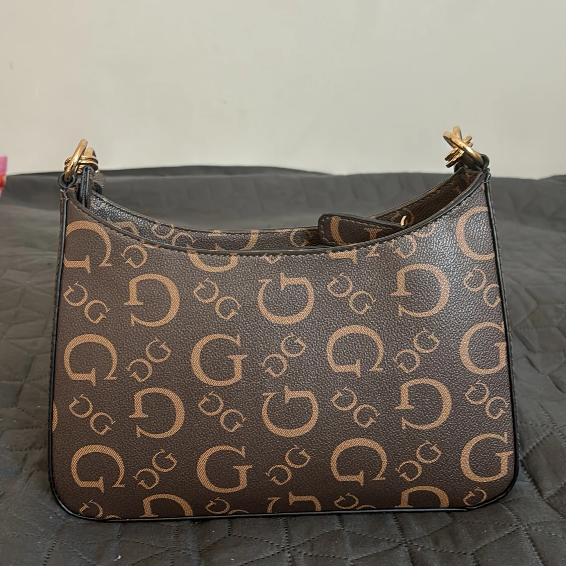 Guess axelväska till salu, bra skick, aldrig använt. - 91