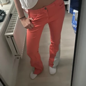 Korallfärgade jeans - Sååå coola omsydda jeans, därför helt unika! De är i en så fin korall färg med ljusblått nertill🧡