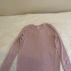 Lululemon långärmad - Ljusröd lululemon långärmad i skönr sportmaterial
