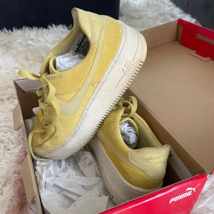 Gula nike air - Gula nike air force i mocka, köpta här på plick men ej använda 