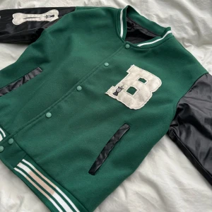 Baseball-jacka - En tunn baseball-jacka med fakeskinn. Perfekt till sensommar och höst!  Jag skulle säga att de är en oversized M! 