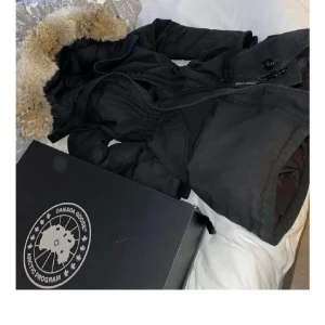 Canada Goose rossclair  - Säljer nu min fina vinterjacka från CG i modellen rossclair, säljes pga att den inte kommer till användning. Den är i storlek S men går att justera i midjan till både mindre och större. Självklart äkta, kvitto finns. Säljs på Johnells för 16 749 💙