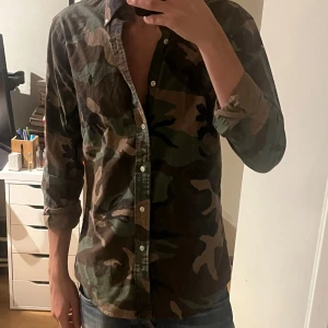 Ralph Lauren Camo Skjorta - Säljer nu denna sjukt snygga skjorta ifrån Ralph lauren. Den är i princip helt ny utan några defekter! Nypris: 1200kr, mitt pris: 549kr🙏🙏