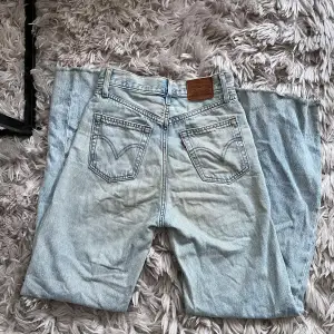 Säljer ett par jeans från Levis i modern Hugh Waits ribcage. Skitsnygg passform  men tyvärr blivit för små för mig. Strl 25. Blev lite dåligt ljus på andra bilden men i väldigt fint skick!  Hör av er vid funderingar/fler bilder💕