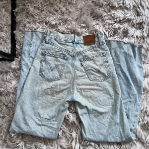 Levis jeans  - Säljer ett par jeans från Levis i modern High Waits ribcage. Skitsnygg passform  men tyvärr blivit för små för mig. Strl 25. Blev lite dåligt ljus på andra bilden men i väldigt fint skick!  Hör av er vid funderingar/fler bilder💕