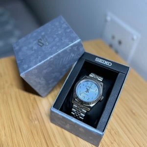 Seiko mod datjust 39mm - Super fin Seiko mod baserat på seikos egna rörelse NH35A som presterar väldigt bra för sitt pris, klockan är vattentät till 50m och kan både vridas upp för hand eller dras upp under användning, längden på armbandet justeras utan extra kostnad.