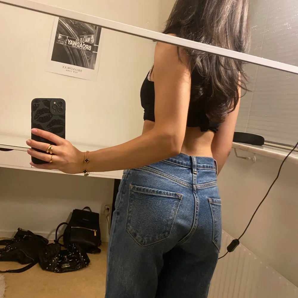 Fashion Nova high waist straight leg jeans, jättesnygg färg och bra kvalite, knappt använda alls <3. Jeans & Byxor.