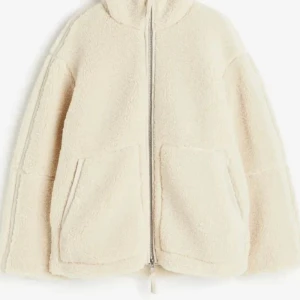 Supersnygg TeddyJacka - Supersnygg och helt oanvänd, endast testad då den var lite liten på mig! Supermysig och perfekt till hösten❤️ Storlek S. Den är mer creme färgad än vit, nypris 700