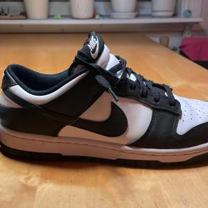 Säljer ett par Nike dunks, pandas. Riktigt fint skicka testade en gång säljer pga jag har för många skor