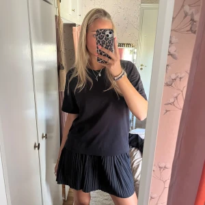 Veckad kjol - Snygg veckad kjol från zara! Mid waist!❤️