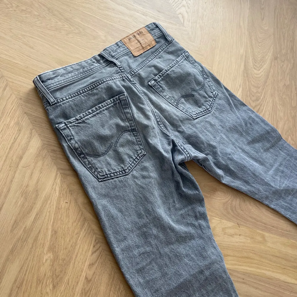 Nu säljer jag dessa snygga Jack and Jones jeansen i storlek 27:30! Modell Loose/chris | skick 8/10 | Nypris≈700kr mitt pris=249kr. Kontakta mig vid fler frågor eller funderingar!. Jeans & Byxor.