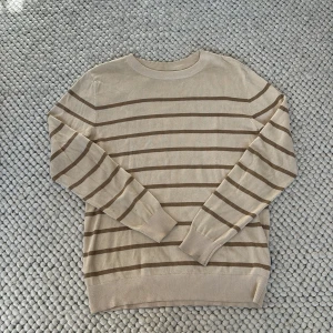 !Solid tröja - !solid tröja i storlek S! Defekter visas på bild nr 2! Använd ett fåtal gånger och är i bra skick! Hör av dig vid fler frågor!😁☺️