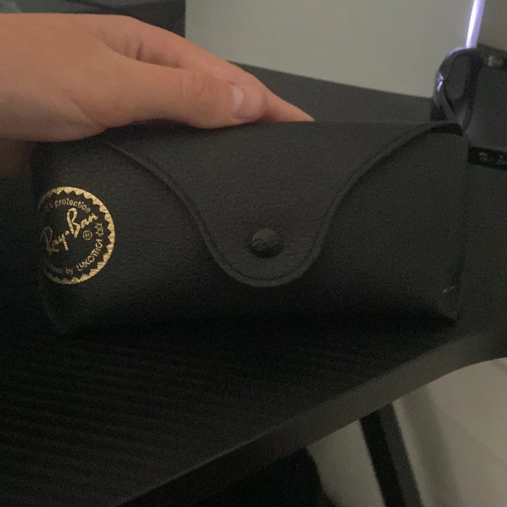 Säljer ett par ray-ban boyfriend solglasögon,svarta. Skicket är 10/10 dom är som nya, säljer dom för att dom kommer inte till användning, det kommer med nya putsdukar och fodral till glasögonen.. Accessoarer.