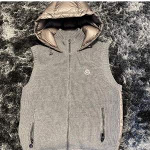 Säljer nu min sjukt feta Moncler hooded tricot vest i väldigt fint skick, storleken M men passar även S! Nypris: 9000kr. Självklart garanterad äktahet (kolla sista bild). Kan säljas billigare vid snabb och smidig affär, köpt från heatnlux!