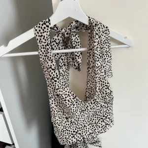 Knyttopp  - Knyttopp från okänt märke. Lappen har jag klippt av och minns inte märket. Skulle uppskatta storleken som en S/M