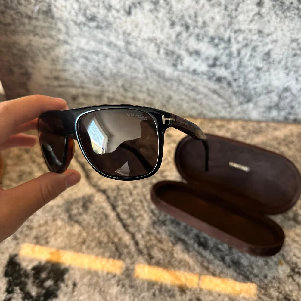 Ett par Tom Ford solglasögon, liknande till RayBan boyfriend i knappt använt skick. Pyttesmå repor på linserna, men ingenting som man lägger märke till. Fodral tillkommer men loggan på utsidan har tyvärr tappat färg! Skriv vid funderingar🙌. Övrigt.