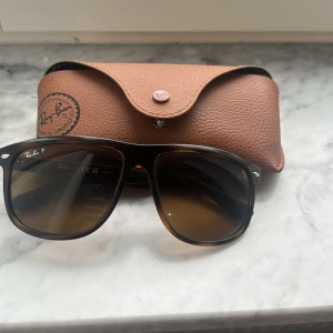 Ray bands boyfriend - Den är i bra skick en av sidorna e lite lös men e typ som ny 