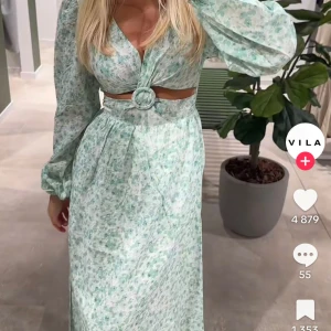 Lång klänning - Säljer denna fina helt oanvända klänning från Vila! 🫶🏼😍 nypris 649kr & jag säljer för 300kr! 