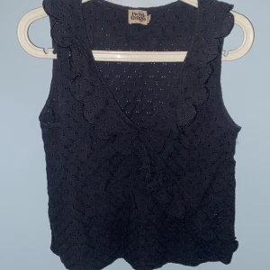 Tröja/blus - Säljer denna mörkblåa blus, sparsamt använd och inga trasiga hål eller så! Köpte den ursprungligen för 599 men säljer den för 199! Pris går att diskutera!!💕💕