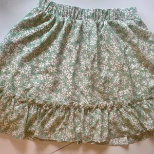 Kjol med blommönster  - En somrig kjol som bara använts ett fåtal gånger i storlek S