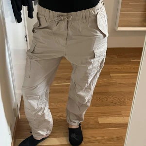Jeans - Cargos från Hm i storlek M. Aldrig använt!