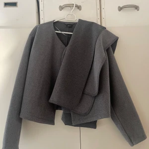 Gina tricot short jacket med scarf - En jättefin tunn jacka med halsduk, alldrig använt och är i superbra skick! Storlek s 