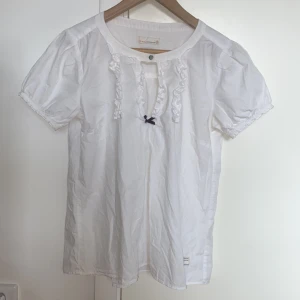 Söt odd molly blus - Den här odd molly blusen är i bra skick och har bara andvänds ett få tal gånger. Jag säljer den eftersom att den har blivit för liten.