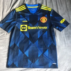 Manchester United fotbollströja - Säljer en snygg Manchester United fotbollströja från Adidas. Bra skick. Knappt använd. Pris går att diskuteras!