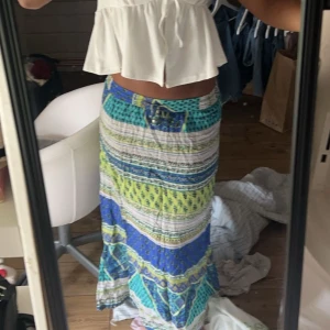 Fin långkjol - Så fin långkjol med ett coolt mönster !!  Används under sommaren och går att använda nu i slutat av sommaren eller tema fester ❤️❤️