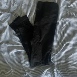 Träningsbyxor  - Träningsbyxor från SOC  i stl S med små hål som ditaljer aldrig använda