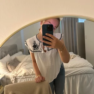  Blus - Säljer nu denna fina kortärmade blus, med så fint broderi. Säljer då den knappt har används💘