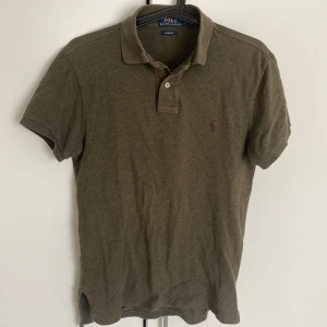 Polo piké  - Hej! Säljer denna Polo Ralph Lauren piké i storlek S, Custom fit. Snygg och i ett jättebra skick. Hör av dig om du har några frågor!