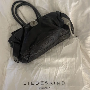 Väska - En snygg väska från libeskind i riktigt läder och kommer med totebagen till. Tror inte just den här midellen går att få tag på längre 🥰