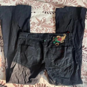 Miss sixty bootcut kostymbyxor - Så coola kostymbyxor, utsydda vid benen för att bli mer bootcut. Väldigt fina detaljer och bra skick förutom att en bältesögla är trasig (se bild) går dock lätt att sy fast igen