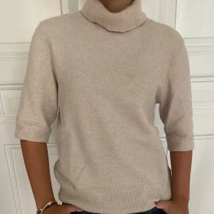 Stickad T-shirt med polo - Jättenajs tröja, smått nopprig och har en liten fläck vid ena bröstet. 