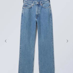 Weekday jeans - Jeans från weekday i modellen ”Rowe”. I nyskick och använd fåtal gånger. Straight fit och lite högre midja. 