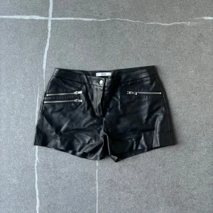 Lågmidjade shorts i skinimitation - Bra skick, inga defekter, storlek 36  Lågmidjade shorts från mango!