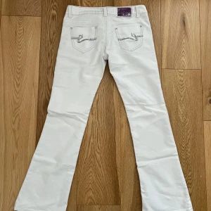 low waist bootcut jeans - jätte söta jeans , ingen defekt vad jag ser . Måste tyvärr sälja dom då de är för små😞💕💕 (endast testade)