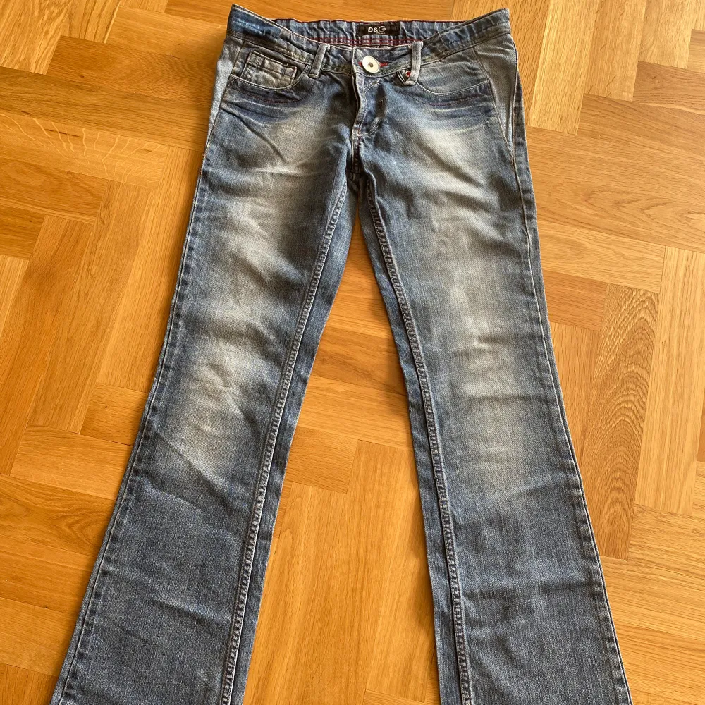 Lite utsvängda ben, köpa second hand men var tyvärr för små, mått på bilderna. Jeans & Byxor.