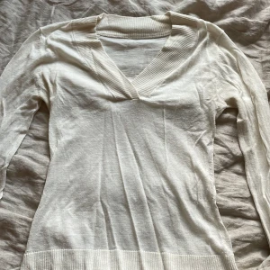  vit tröja🤍 - En fin vit/lite begie aktig tröja med urringad framsida
