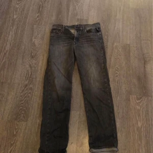 Svarta jeans från Replay - Säljer ett par snygga svarta jeans från Replay. säljer dom nu pågrund av att dom är för små. dom är använda men är i väldigt bra skick jag köpte dom för runt 1000kr och säljer för 500kr. det är bara skriva om ni har fler frågor