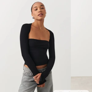 Svart långärmad topp från Gina Tricot - Säljer en snygg svart långärmad topp från Gina Tricot i storlek XS. Toppen har en tight passform och är perfekt för både vardag och fest. Den har stilren design som gör den lätt att matcha med olika outfits. Toppen är i ett mycket bra skick!