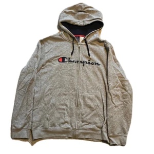 CHAMPION ZIP HOODIE - En hoodie från Champion strl xL. Använt hyfsat mycke men i fint skick💕